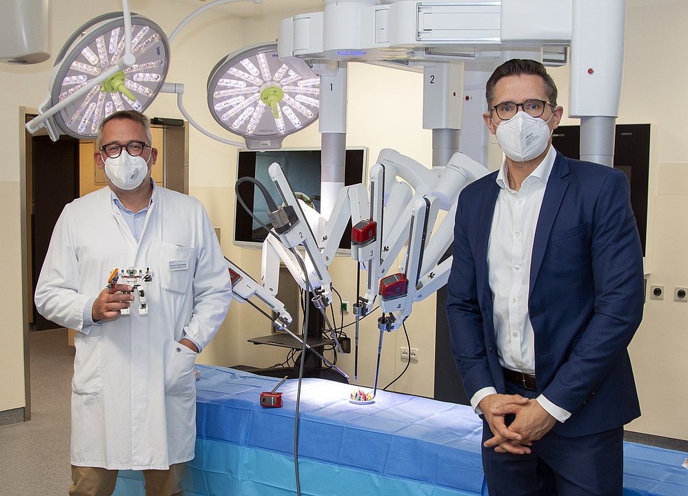 High-tech medicine against cancer: a new robotic surgeon helps with operations